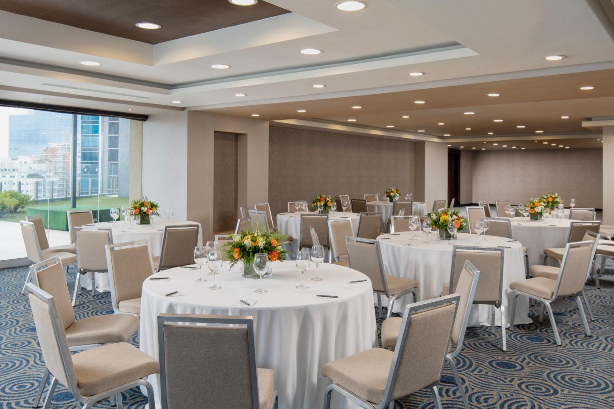 Embassy Suites By Hilton Santo Domingo Bagian luar foto